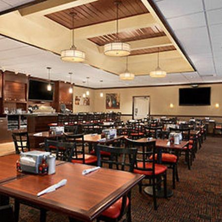 Ramada Burlington Hotel And Conference Center Eksteriør billede