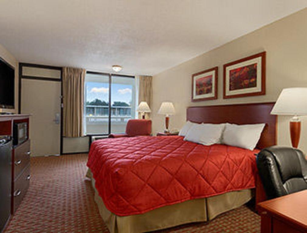 Ramada Burlington Hotel And Conference Center Værelse billede