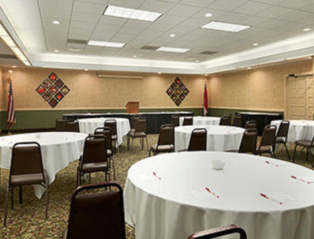 Ramada Burlington Hotel And Conference Center Eksteriør billede
