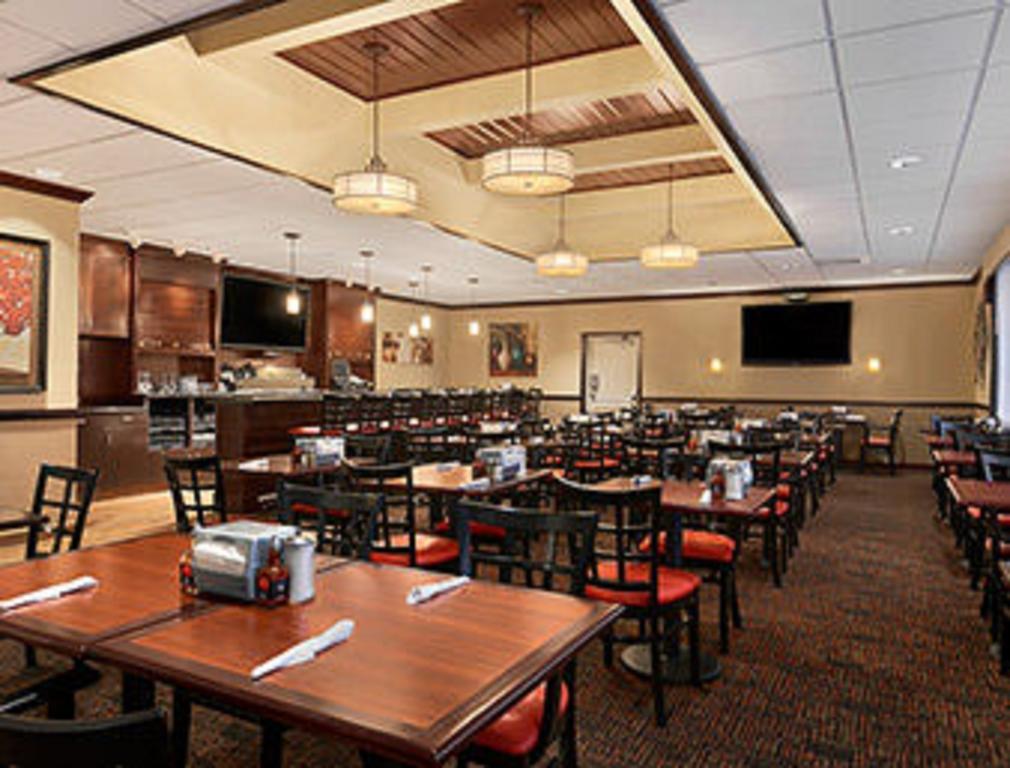 Ramada Burlington Hotel And Conference Center Eksteriør billede