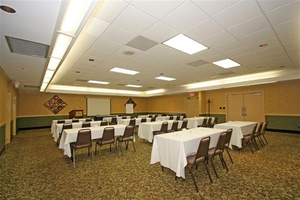 Ramada Burlington Hotel And Conference Center Eksteriør billede