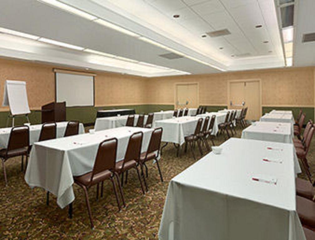 Ramada Burlington Hotel And Conference Center Eksteriør billede