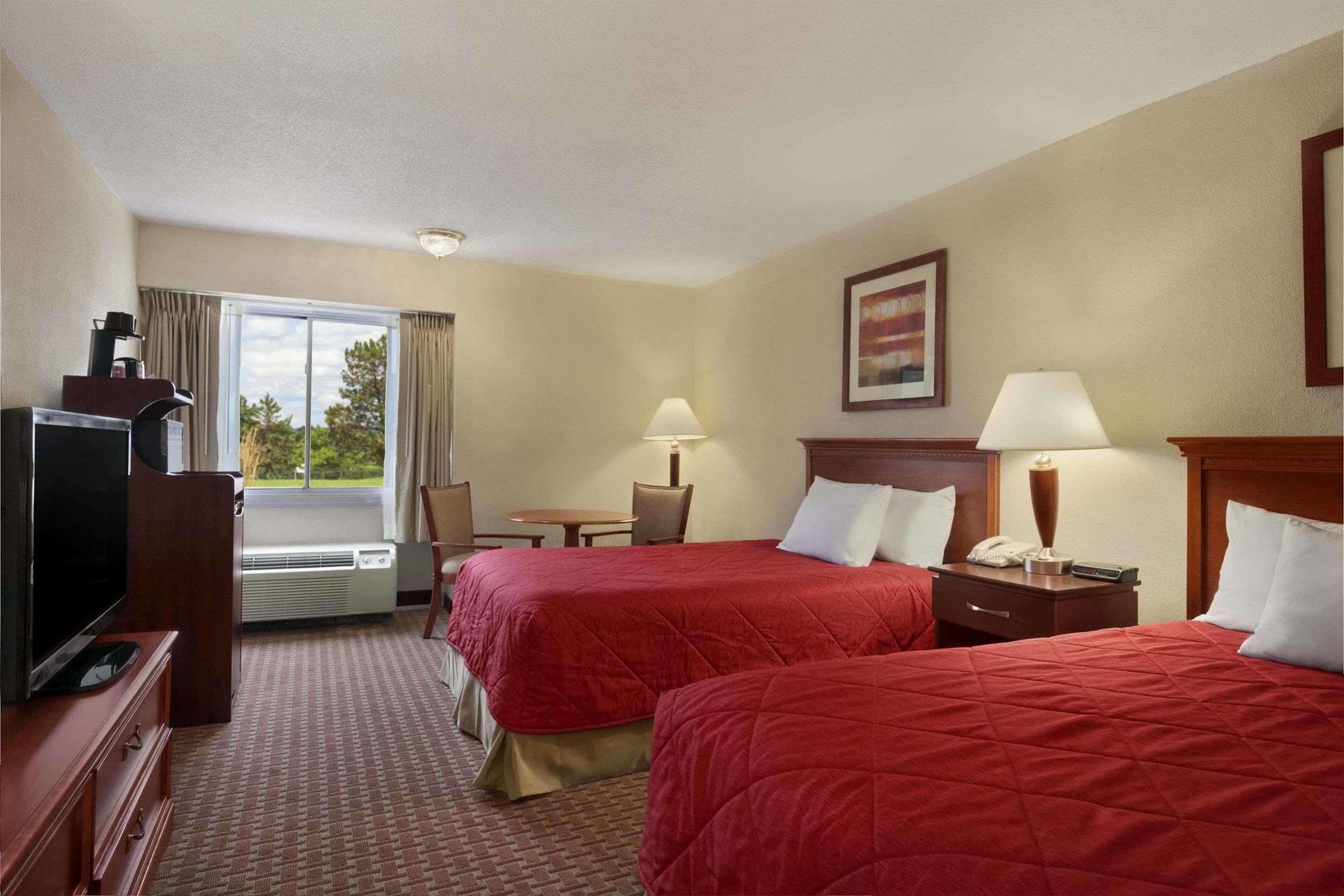 Ramada Burlington Hotel And Conference Center Eksteriør billede