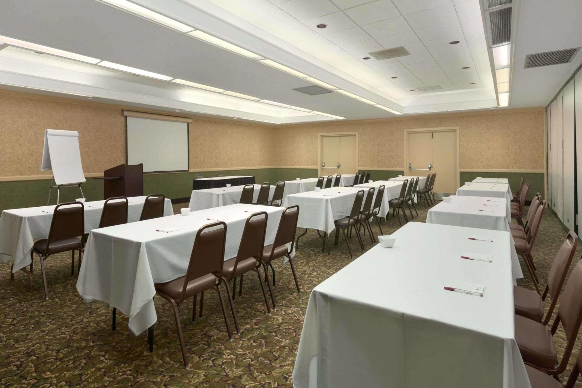 Ramada Burlington Hotel And Conference Center Eksteriør billede