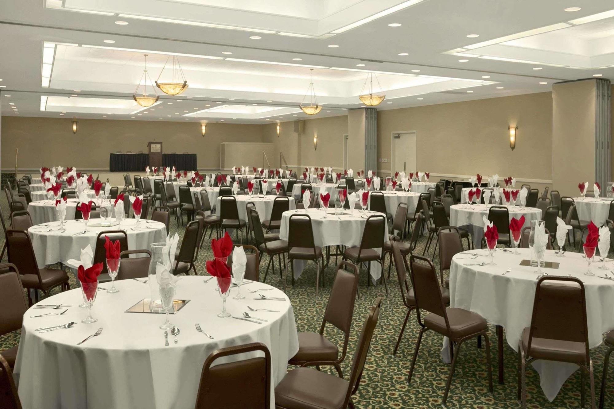 Ramada Burlington Hotel And Conference Center Eksteriør billede