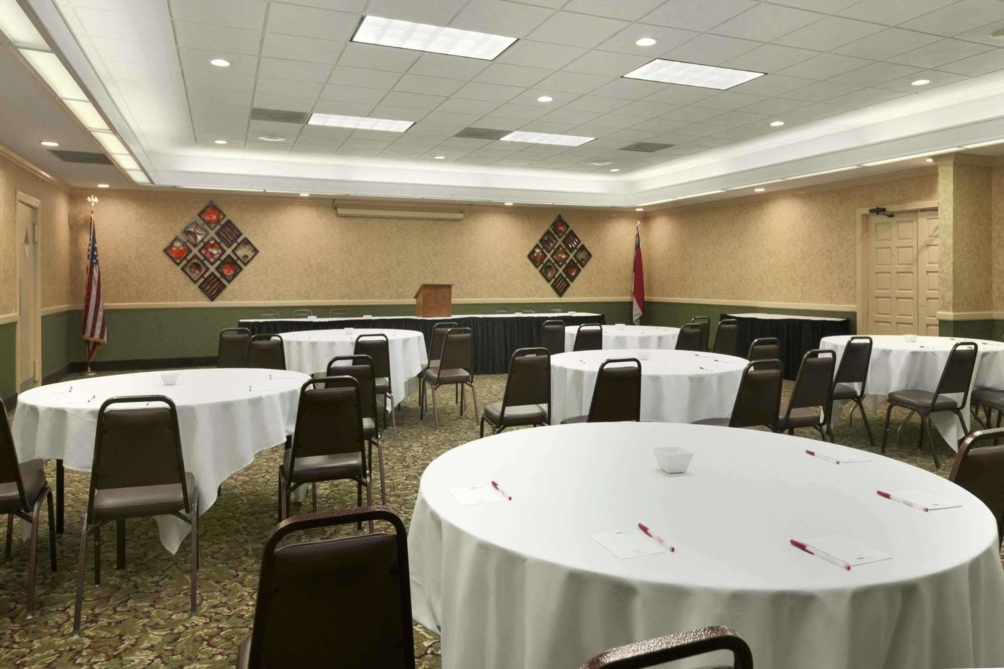 Ramada Burlington Hotel And Conference Center Eksteriør billede